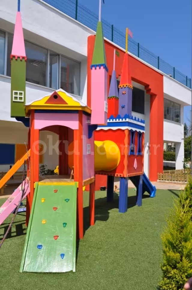 Özel Gaziemir Kültürel Anaokulu oyun bahçesi; kaydırak ve güvenli oyun alanı