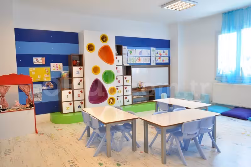 Anaokulu sınıf ve oyun odası; oyuncaklar ve öğrenme köşeleri